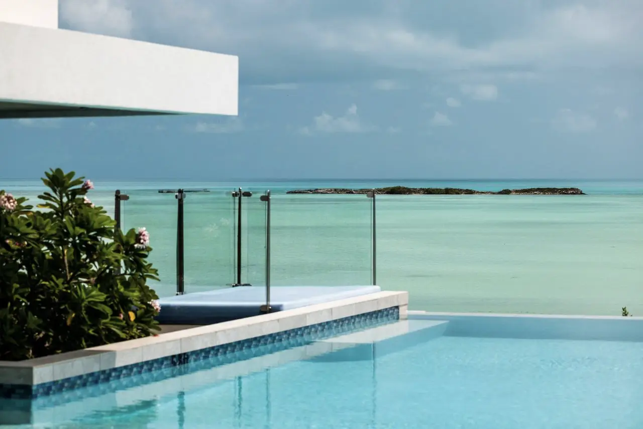 Azure Coast Villas konsepti: denize bakan sonsuzluk havuzu